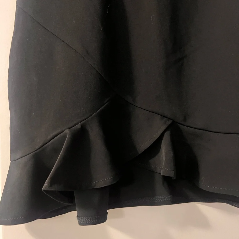 Superdown Black Ruffle Hem Mini Skirt – Size Small – NWOT